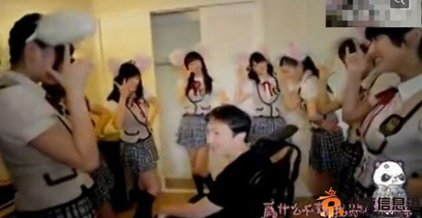揭王思聪的微博个人资料 与SNH48成员兔女郎合照曝光