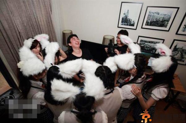 揭王思聪的微博个人资料 与SNH48成员兔女郎合照曝光