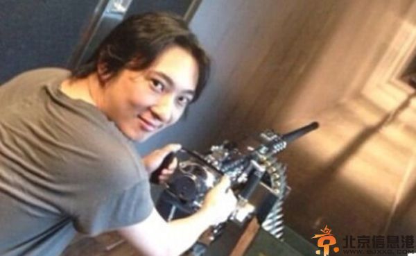 揭王思聪的微博个人资料 与SNH48成员兔女郎合照曝光