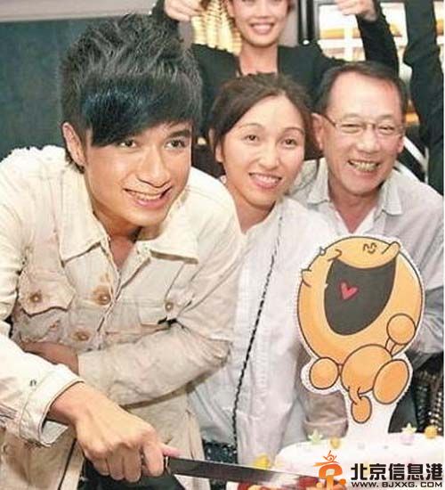 古巨基晒婚纱照微博感谢老婆 与Lorraine20年终成正果