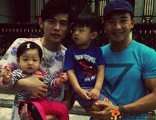 刘畊宏老婆王婉霏儿子刘宇恩资料照片 微博晒杰伦抱小泡芙照片