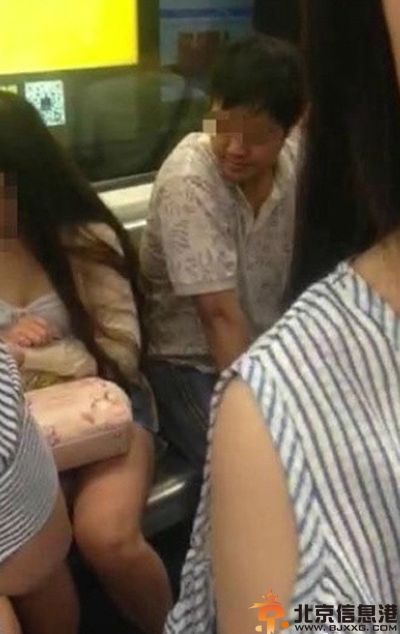 成都地铁猥琐男资料遭人肉 咸猪手猥亵女子图片视频曝光