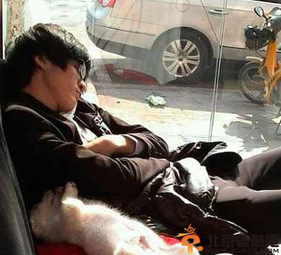 搞笑图片大和是个神奇的民族 不管拿着什么东西都很邪恶