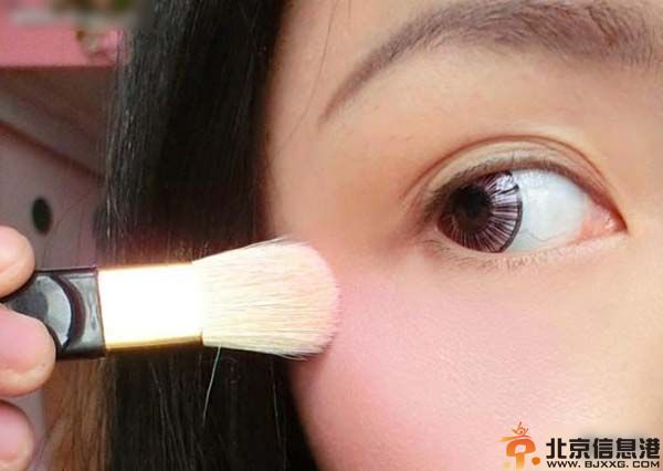 怎样化糖果妆容好看 分享韩式桃花妆的画法图解