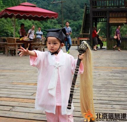 武当小和尚变身超萌道姑 小余的徐小鱼微博曝女儿小鱼照片