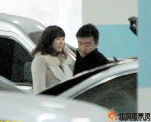 芮成钢与明星合影照引非议 女友拥81亿正面照见光
