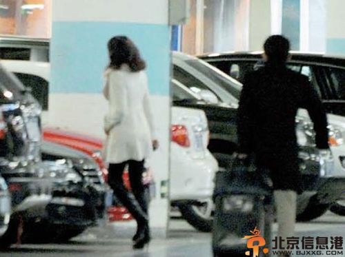 芮成钢与明星合影照引非议 女友拥81亿正面照见光
