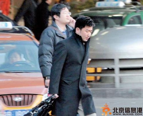 芮成钢与明星合影照引非议 女友拥81亿正面照见光