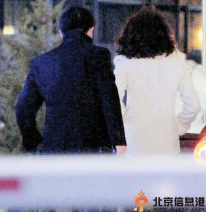 芮成钢与明星合影照引非议 女友拥81亿正面照见光
