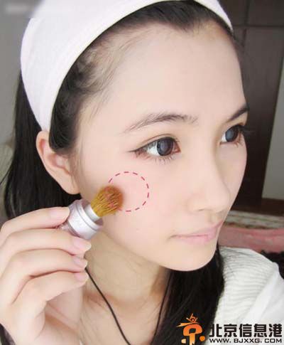 芭比妆的画法图解教程 教你怎样化自然娃娃妆
