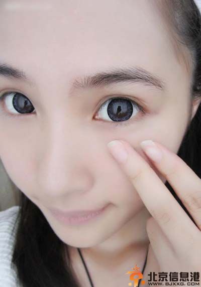 芭比妆的画法图解教程 教你怎样化自然娃娃妆