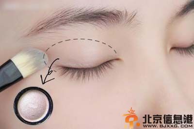 芭比妆的画法图解教程 教你怎样化自然娃娃妆