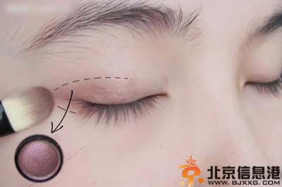 芭比妆的画法图解教程 教你怎样化自然娃娃妆