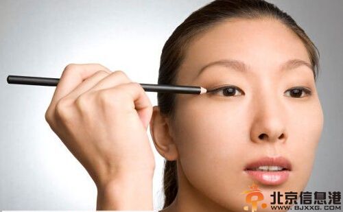 单眼皮如何画眼妆 掌握小眼睛单眼皮眼妆画法