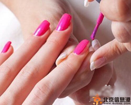涂指甲油小妙招 教你指甲油怎么涂好看