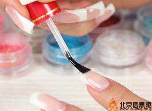 涂指甲油小妙招 教你指甲油怎么涂好看