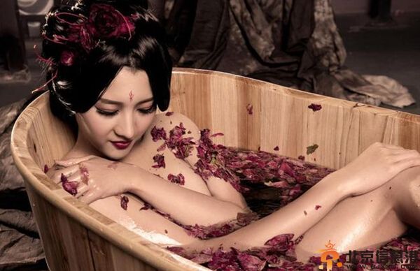 大陆版瑶瑶李卓君靓照曝光赤裸出镜 揭其个人资料微博