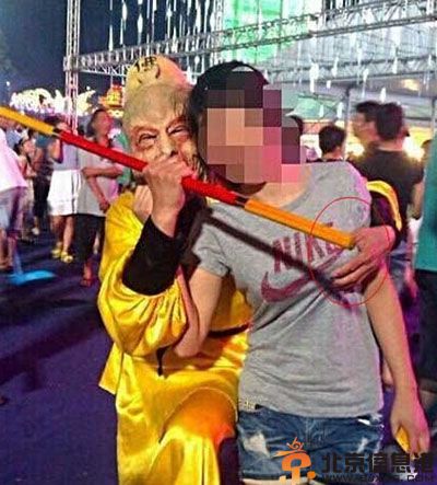 亮点图妹纸的节操露出来了 女王大人晚上掀谁的牌子呢