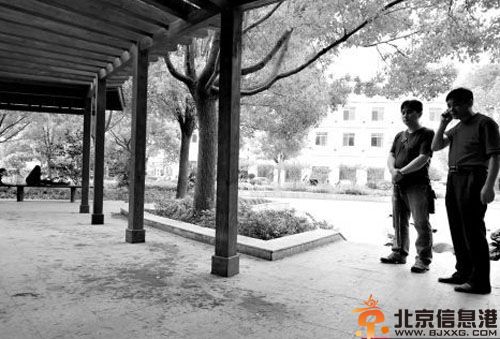 爆广场舞老汉扇里藏刀杀人图片内幕 花钱找女舞伴坏人变老还是坏