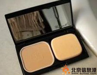 干湿两用粉饼的用法解析 轻松学会时尚彩妆技巧