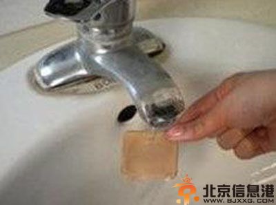 干湿两用粉饼的用法解析 轻松学会时尚彩妆技巧