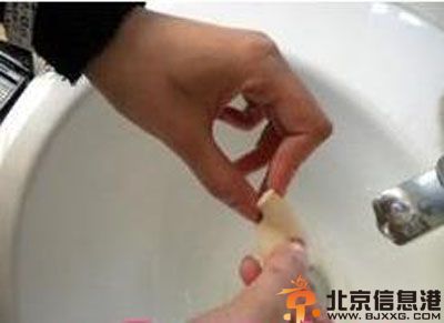 干湿两用粉饼的用法解析 轻松学会时尚彩妆技巧