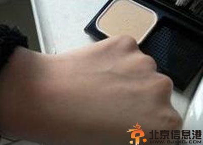 干湿两用粉饼的用法解析 轻松学会时尚彩妆技巧
