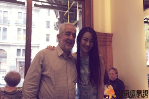 变形金刚4女记者吉丽个人资料微博 其生活照受关注