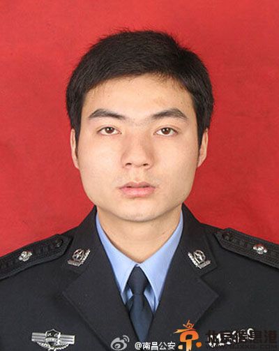 民警龚辉帮助残疾女孩周思盈等群众 被称残疾女孩的警察爸爸