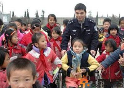 民警龚辉帮助残疾女孩周思盈等群众 被称残疾女孩的警察爸爸