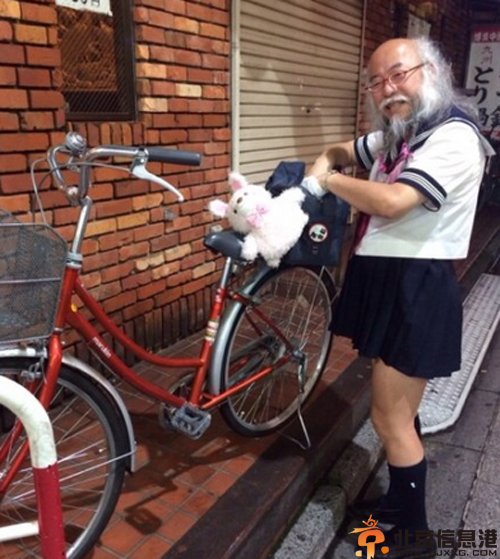 水手服爷爷小林秀章个人资料微博照片 水手服爷爷美国走红引关注
