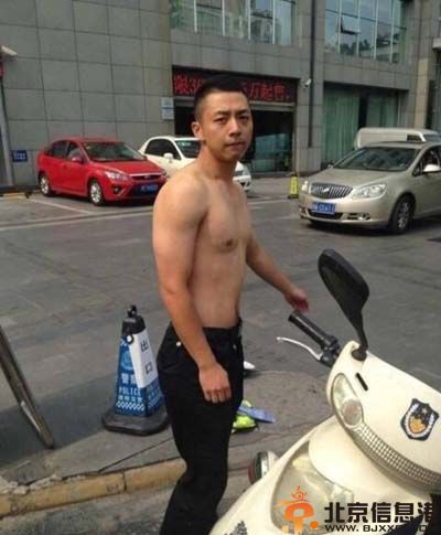德阳脱衣交警江虎微博个人资料 曝其肌肉照生活照片