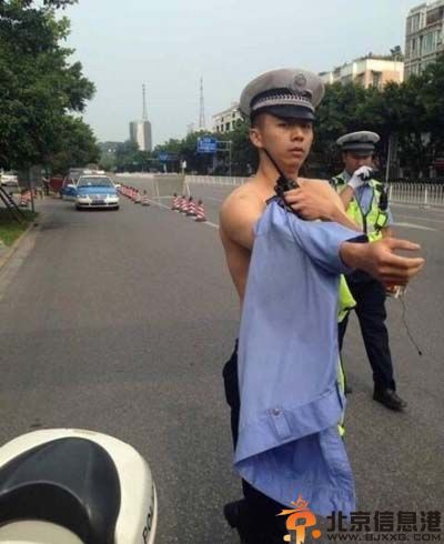 德阳脱衣交警江虎微博个人资料 曝其肌肉照生活照片