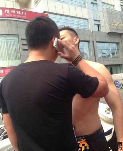 德阳脱衣交警江虎微博个人资料 曝其肌肉照生活照片