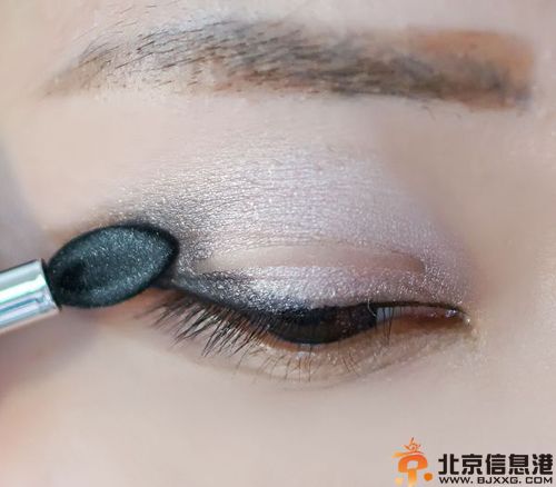 韩式烟熏妆教程图解 教你快速打造韩式眼妆