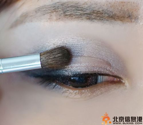 韩式烟熏妆教程图解 教你快速打造韩式眼妆