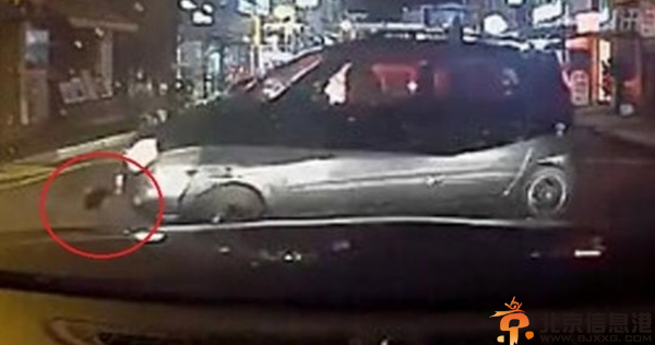 碰瓷男惨遭女司机碾压 揭碰瓷男事件真相