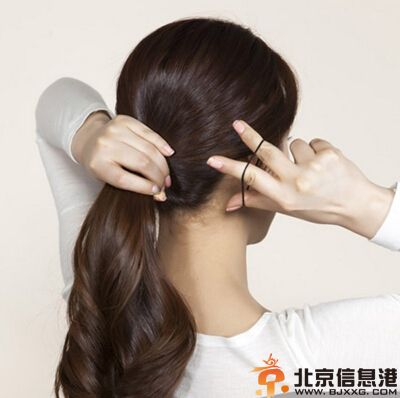 韩式发型扎法步骤 简约丸子头利落干练