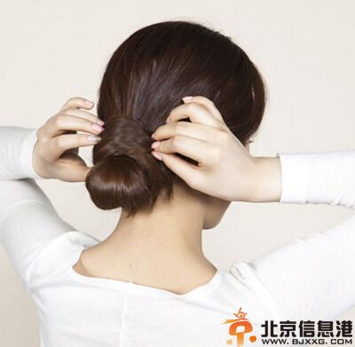 韩式发型扎法步骤 简约丸子头利落干练