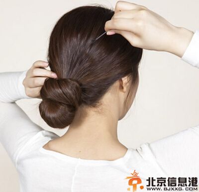 韩式发型扎法步骤 简约丸子头利落干练