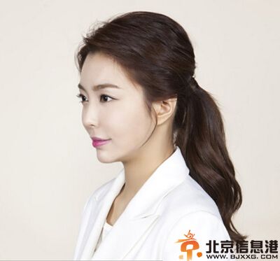 韩式蓬松马尾辫扎法 让你甜美与妩媚并存