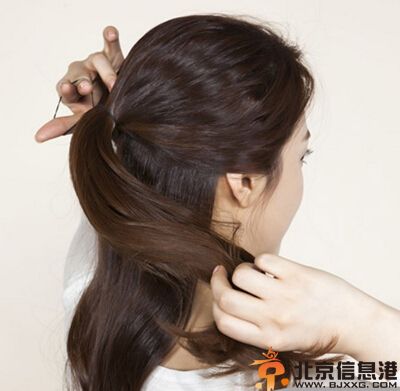 韩式蓬松马尾辫扎法 让你甜美与妩媚并存