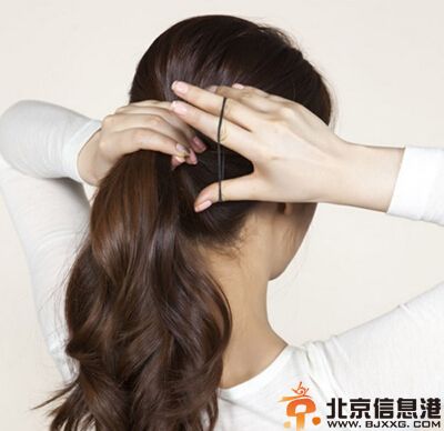 韩式蓬松马尾辫扎法 让你甜美与妩媚并存