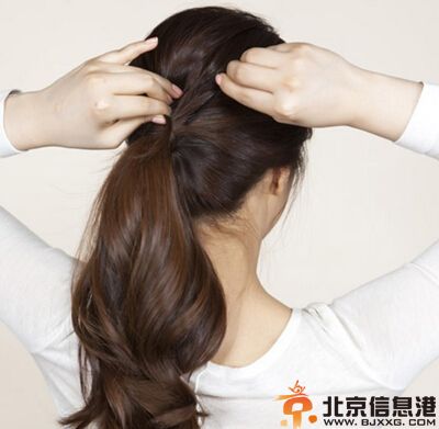 韩式蓬松马尾辫扎法 让你甜美与妩媚并存