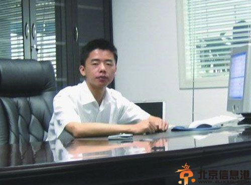 魅族黄章的微博个人资料照片 调侃小米4材质魅族2007年已采用