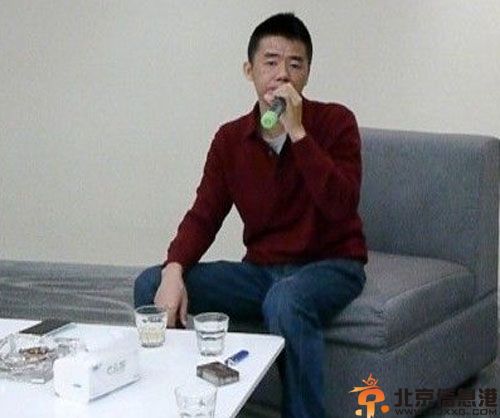 魅族黄章的微博个人资料照片 调侃小米4材质魅族2007年已采用