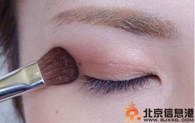 如何画卧蚕妆 打造可爱迷人卧蚕眼