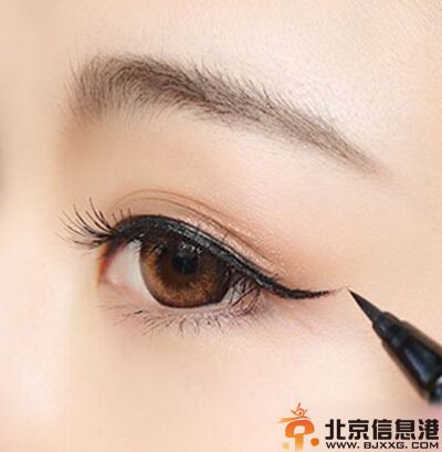 掌握画眼线的技巧 让你画好眼线