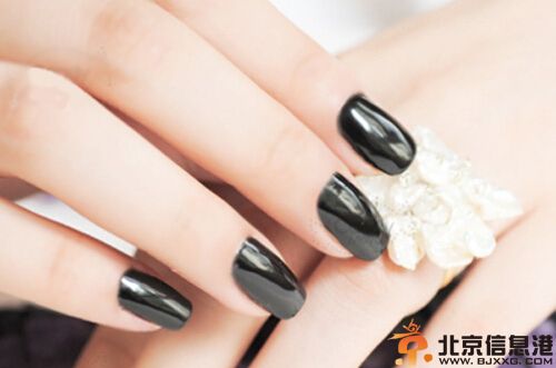 什么指甲油显手白 注意挑选显手白指甲油颜色