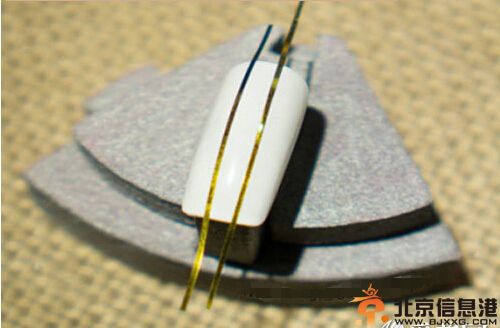 三角纹美甲教程 红蓝相间引潮流